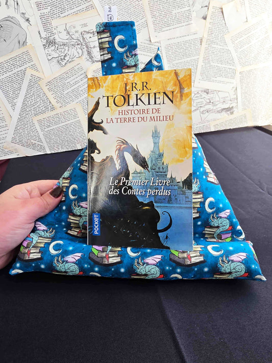 coussin de lecture, support pour livre, accessoires livresque, porte-livre dragon, gardien des livres. Pour lecteur de fantasy. Ouate rembourré. Bellette Workshop. avec tolkien