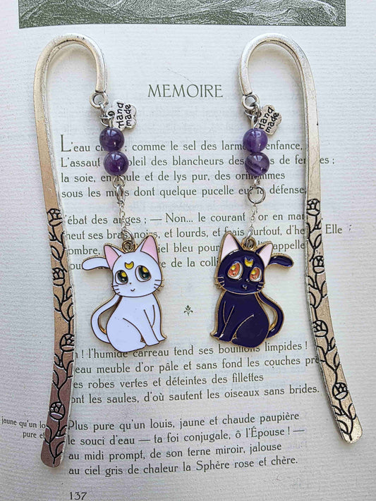 marque page en metal inspiré par les manga. Chat noir et chat blanc. Artemis et Luna. Pierres naturelles personnalisables. Améthyste sur le modèle. Fait main en France. Bookmark. Metal bookmark. les deux chats