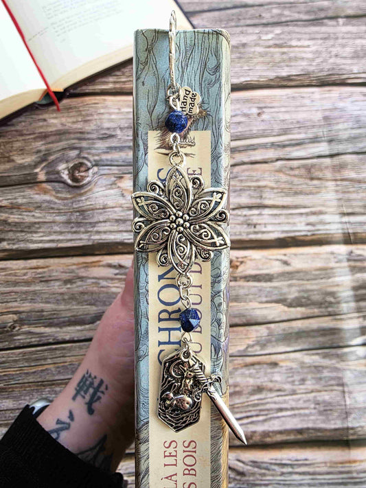 marque page metal avec pierres lapis lazuli, fantasy, gardiens protecteurs, lapins, épée dans la tranche d'un livre