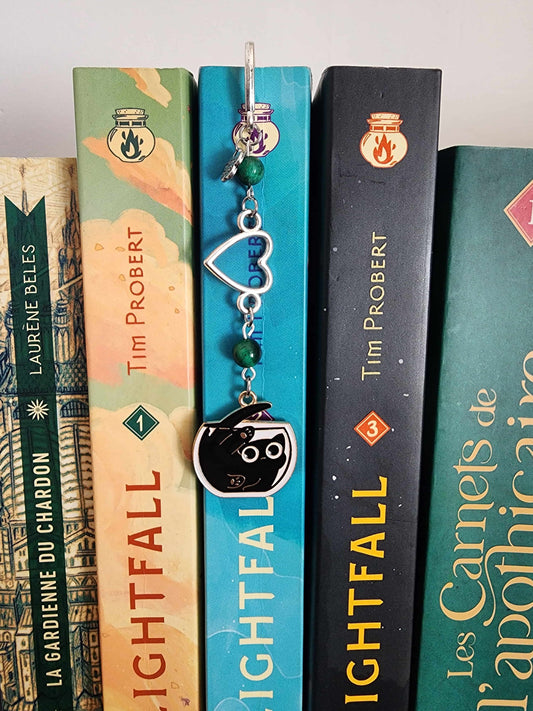 marque-page en métal d'un petit chat tout mignon qui est coincé dans un bocal. Oeil de tigre vert. Fait main par belletteworkshop dans livre lightfall