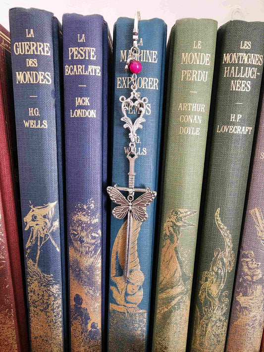 marque-page en métal d'une épée avec un gros papillon. Entrelacs. Inspirée par la fantasy, romantasy, dark fantasy. Fait main par belletteworkshop dans des livres