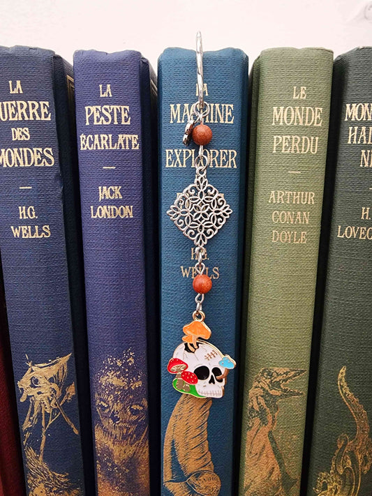 marque-page en métal tête de mort avec des champignons. Style cottagecore dark academia kawaii. Fait main par belletteworkshop. Pierre sable doré. Vu dans des livres