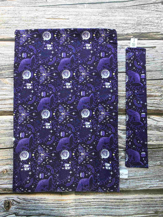 pochette livre chat ésotérique, esoteric, witchy, book sleeve, custom book sleeve, pochette à livre, chat boule de cristal, fait main, bretagne, bellette workshop avec marque page en tissu assorti