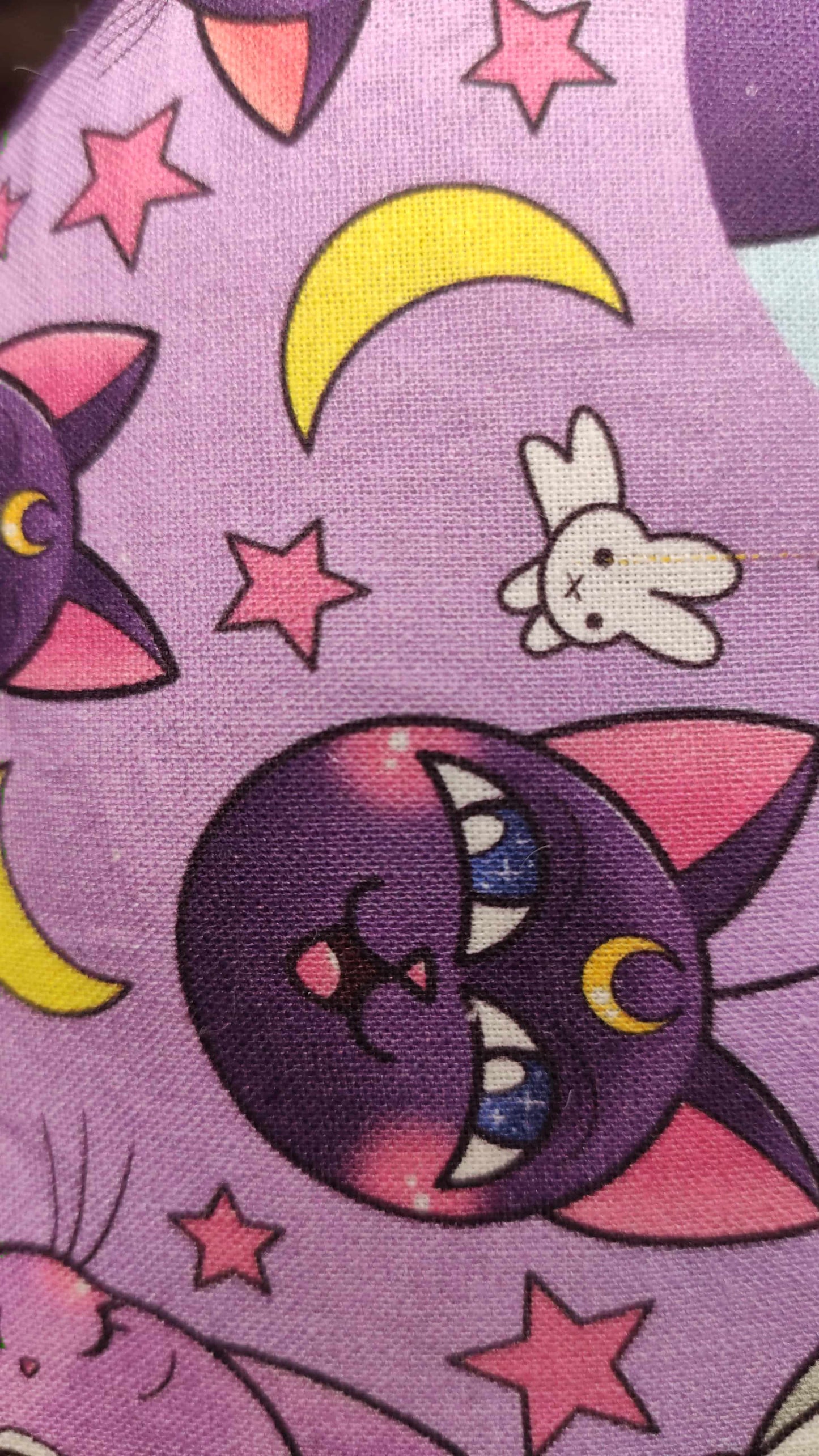 coussin de lecture, support pour livre, accessoires livresque, porte-livre inspiré de l'univers de sailor moon. Ouate rembourré. Bellette Workshop. Chats.zoom sur les détails