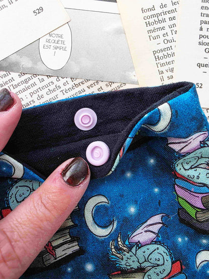 etui à lunettes et téléphone portable fantasy avec un dragon gardien des livres. Artisanal. Doublé en flanelle de coton toute douce. Fait main. Handmade. photo avec téléphone et lunettes. zoom flanelle