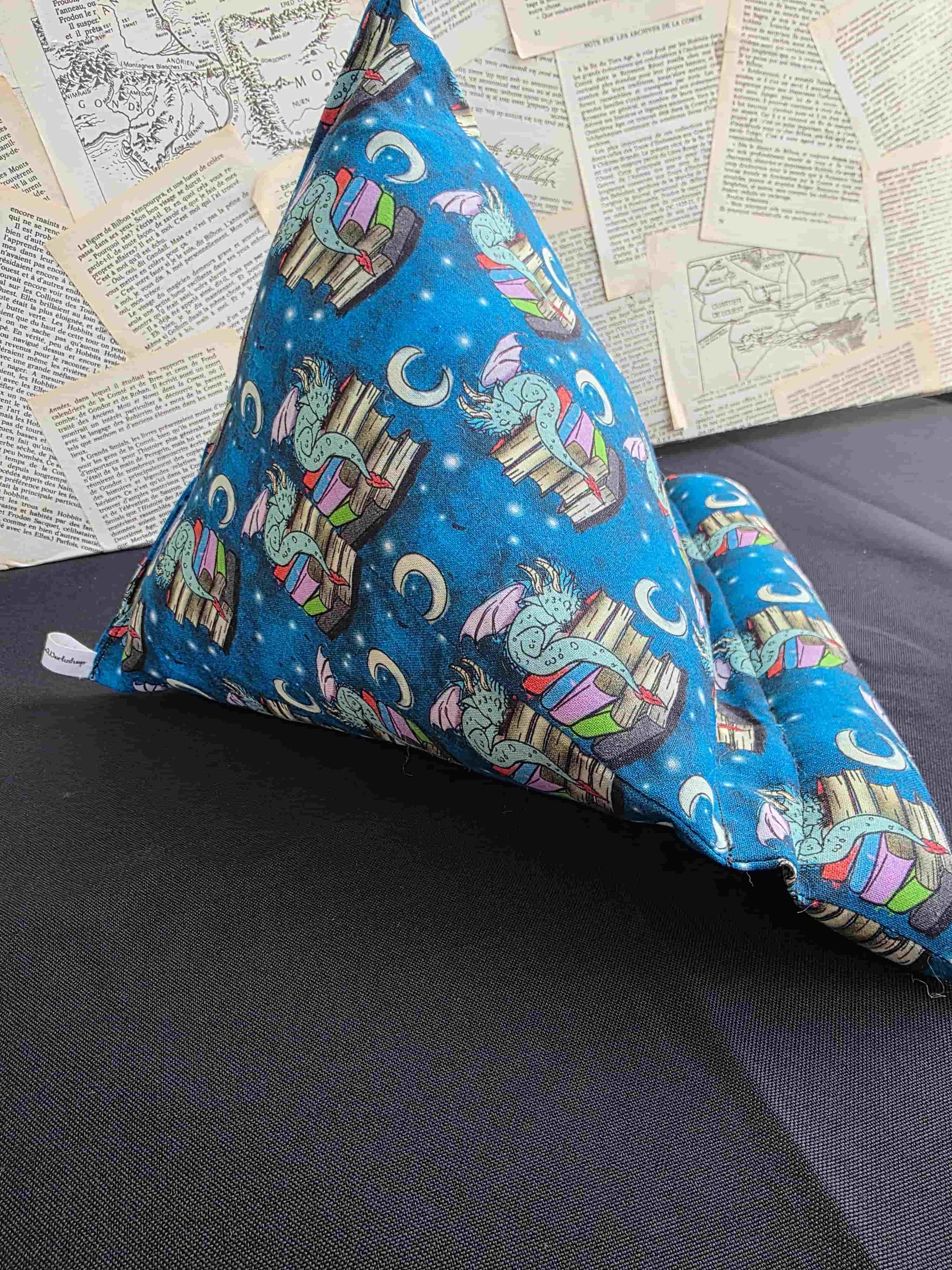 coussin de lecture, support pour livre, accessoires livresque, porte-livre dragon, gardien des livres. Pour lecteur de fantasy.  Ouate rembourré. Bellette Workshop. de face