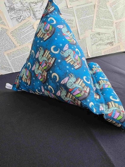 coussin de lecture, support pour livre, accessoires livresque, porte-livre dragon, gardien des livres. Pour lecteur de fantasy.  Ouate rembourré. Bellette Workshop. de face