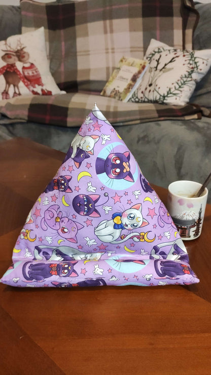 coussin de lecture, support pour livre, accessoires livresque, porte-livre inspiré de l'univers de sailor moon. Ouate rembourré. Bellette Workshop. Chats