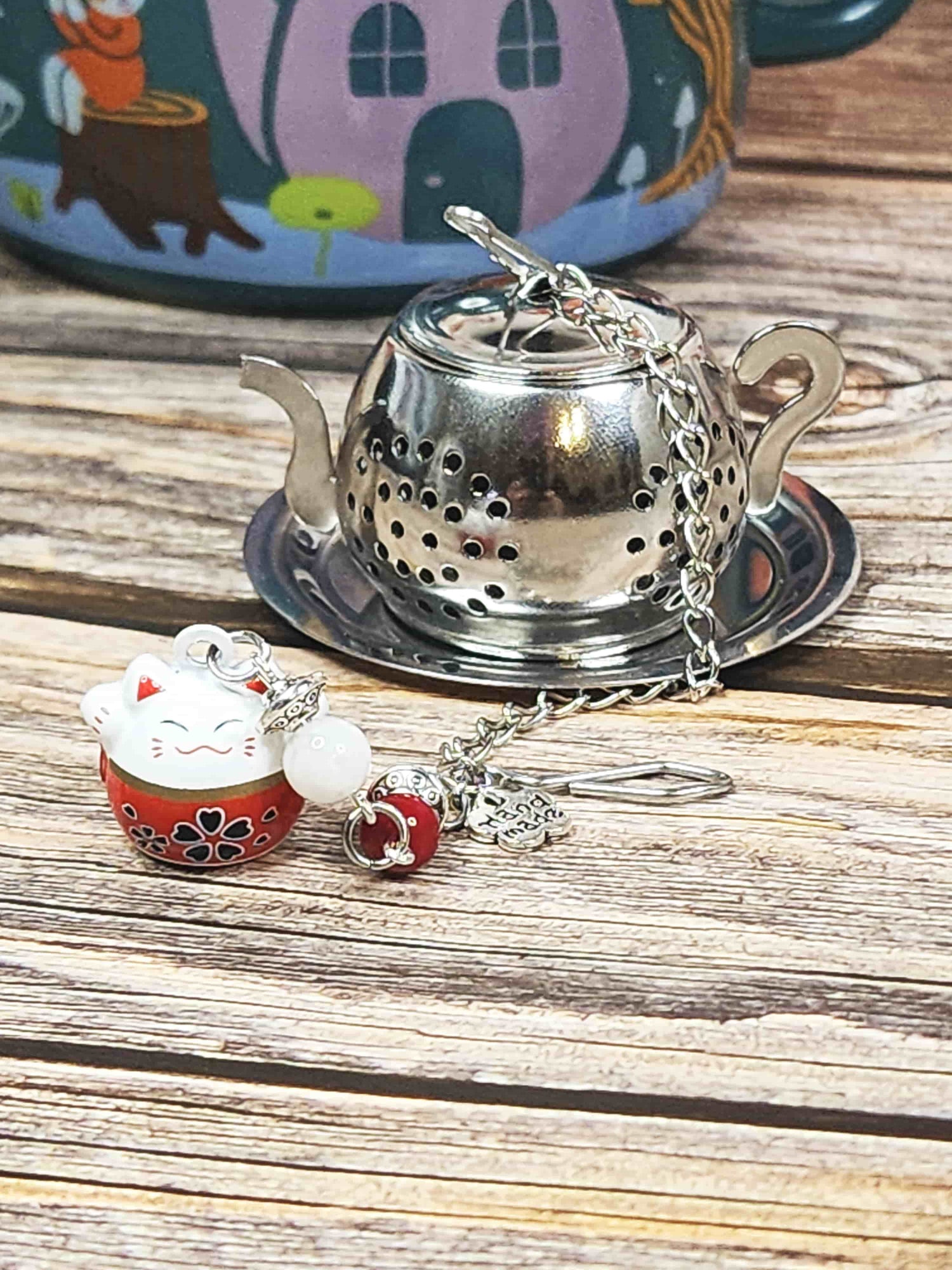 infuseur à thé fait main avec breloque maneki neko et pierres fines personnalisables