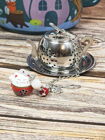 infuseur à thé fait main avec breloque maneki neko et pierres fines personnalisables