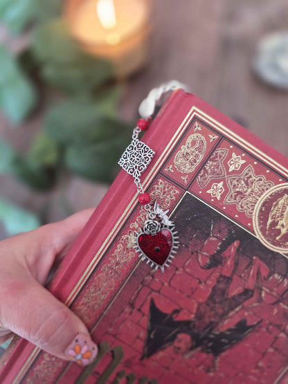 Marque-page en métal vampire, chauve-souris avec un gros coeur rouge. Parfait pour les lecteur.ices de livres fantastiques, fantasy et gothique. Pierres naturelles personnalisables. Corail rouge. Bellette Workshop