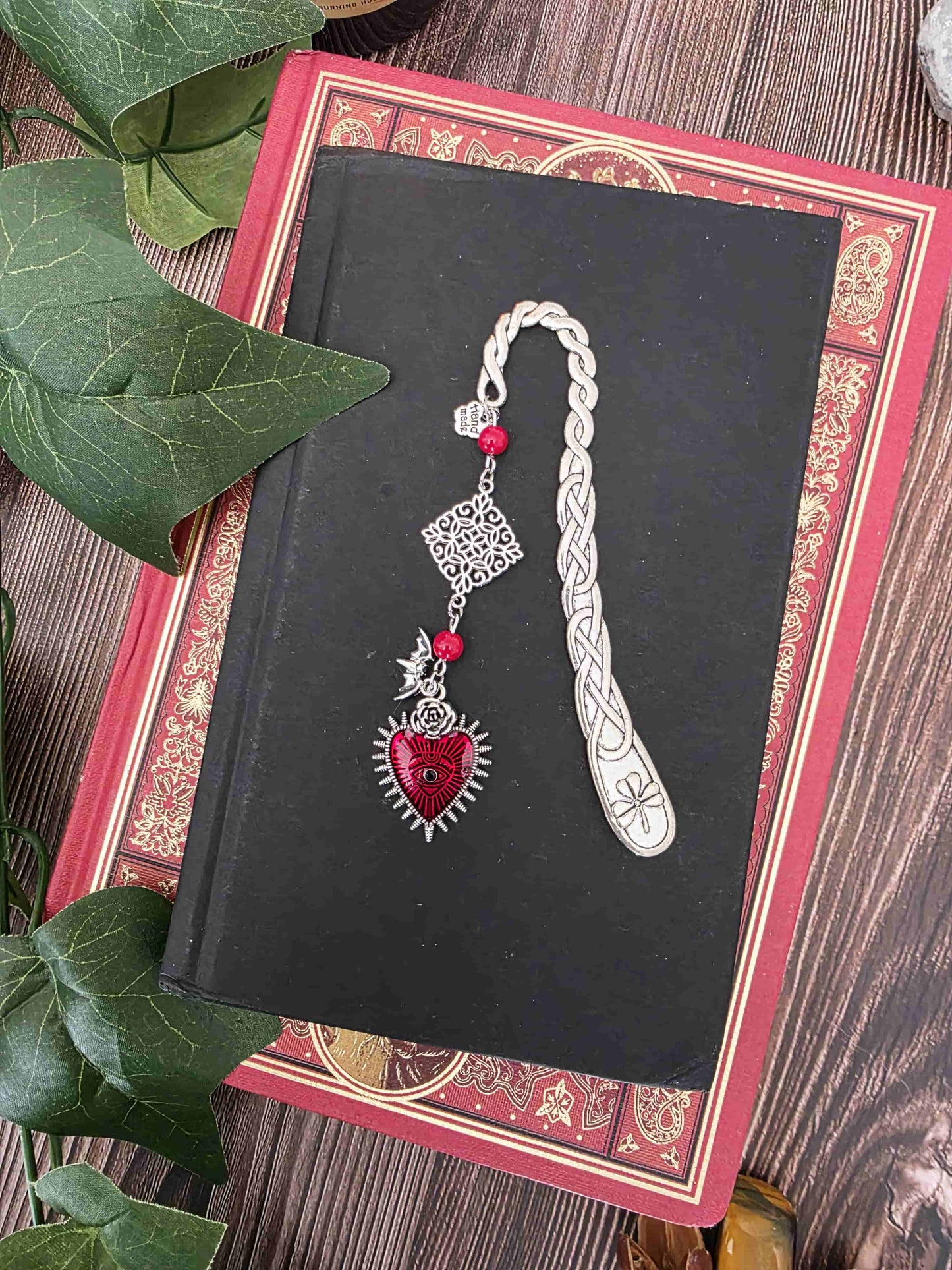 Marque-page en métal vampire, chauve-souris avec un gros coeur rouge. Parfait pour les lecteur.ices de livres fantastiques, fantasy et gothique. Pierres naturelles personnalisables. Corail rouge. Bellette Workshop
