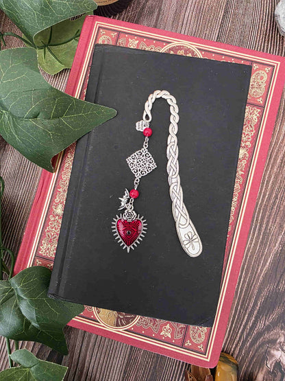 Marque-page en métal vampire, chauve-souris avec un gros coeur rouge. Parfait pour les lecteur.ices de livres fantastiques, fantasy et gothique. Pierres naturelles personnalisables. Corail rouge. Bellette Workshop