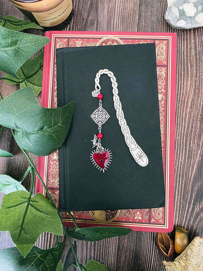 Marque-page en métal vampire, chauve-souris avec un gros coeur rouge. Parfait pour les lecteur.ices de livres fantastiques, fantasy et gothique. Pierres naturelles personnalisables. Corail rouge. Bellette Workshop. belle photo