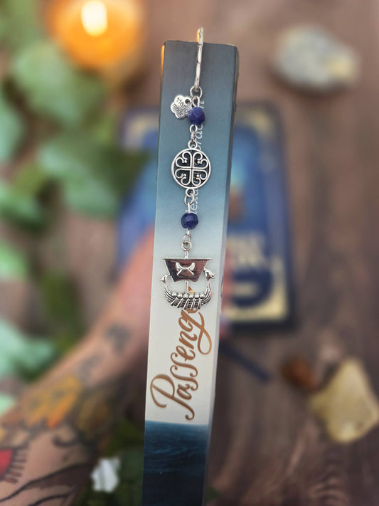 Marque-page en métal dragon oriental avec des pierres naturelles oeil-de-tigre. Les pierres sont personnalisables. Bellette Workshop. Metal bookmark with gemstones. Dans les pages d'un livre sur la mer