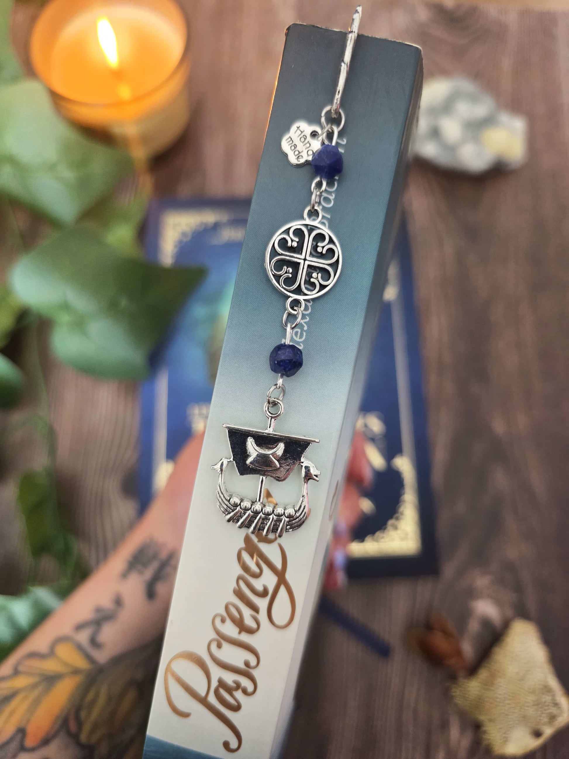 Marque-page en métal dragon oriental avec des pierres naturelles oeil-de-tigre. Les pierres sont personnalisables. Bellette Workshop. Metal bookmark with gemstones. dans la tranche d'un livre