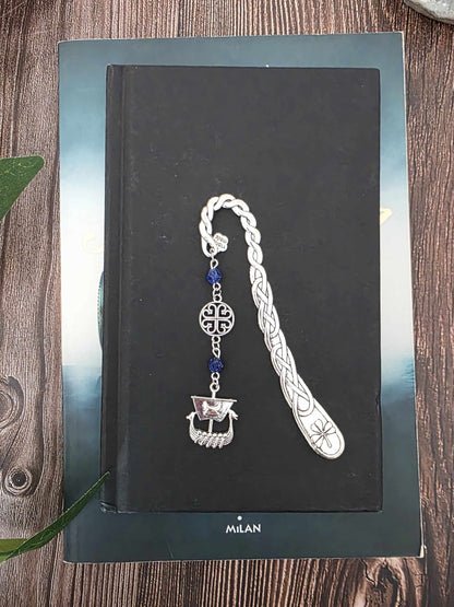 Marque-page en métal drakkar viking avec des pierres naturelles lapis lazuli. Les pierres sont personnalisables. Bellette Workshop. Metal bookmark with gemstones. 