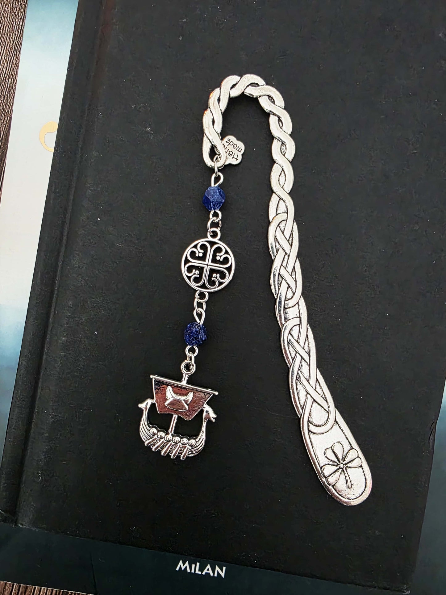 Marque-page en métal dragon oriental avec des pierres naturelles oeil-de-tigre. Les pierres sont personnalisables. Bellette Workshop. Metal bookmark with gemstones. zoom sur le bijou de livre.