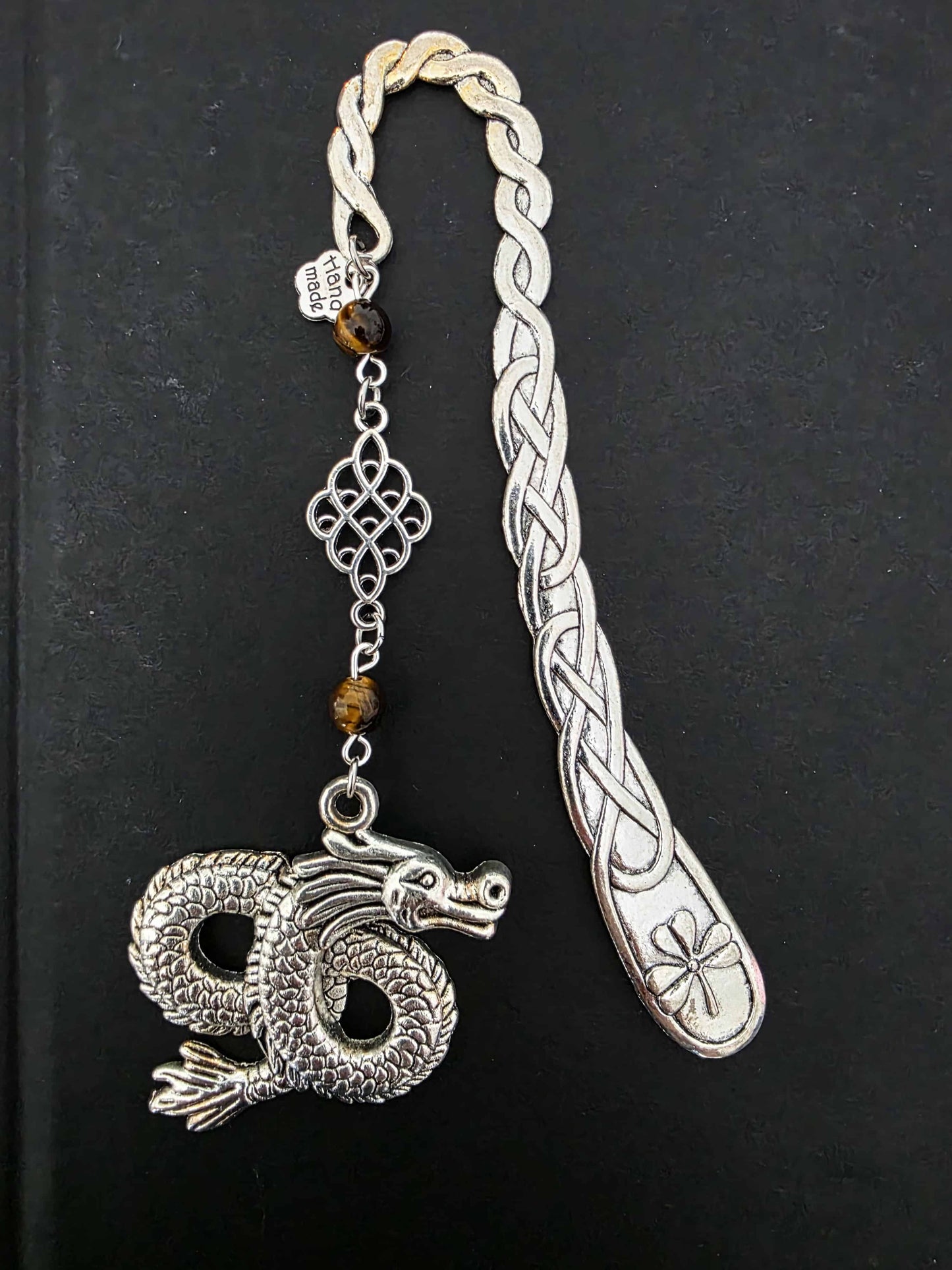 Marque-page en métal dragon oriental avec des pierres naturelles oeil-de-tigre. Les pierres sont personnalisables. Bellette Workshop. Metal bookmark with gemstones. zoom sur le bijou de livre
