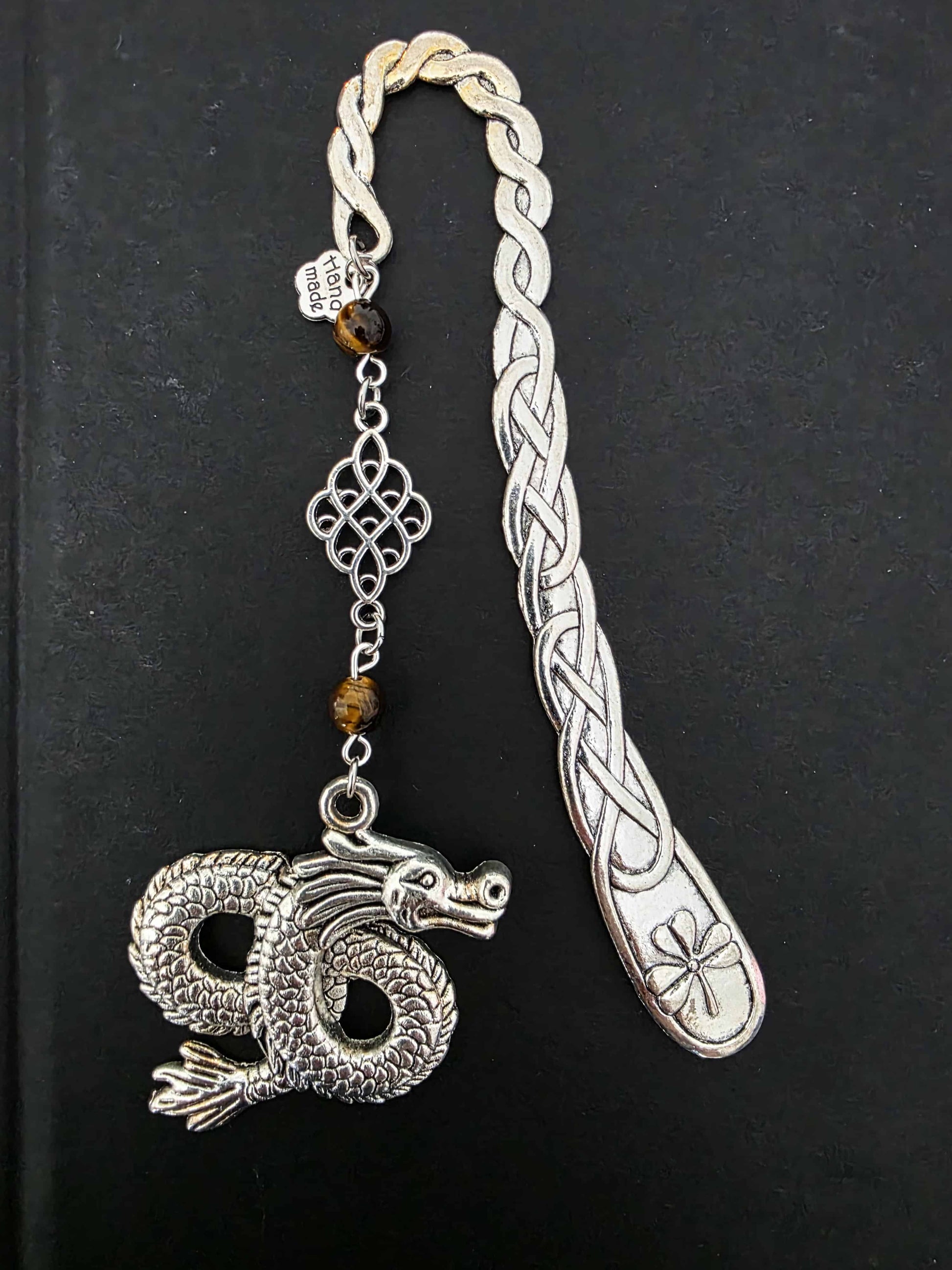 Marque-page en métal dragon oriental avec des pierres naturelles oeil-de-tigre. Les pierres sont personnalisables. Bellette Workshop. Metal bookmark with gemstones. zoom sur le bijou de livre
