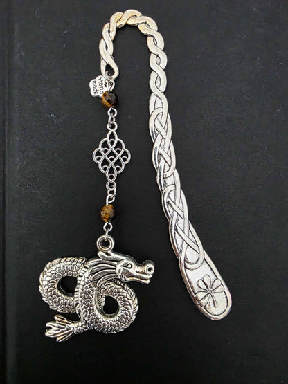 Marque-page en métal dragon oriental avec des pierres naturelles oeil-de-tigre. Les pierres sont personnalisables. Bellette Workshop. Metal bookmark with gemstones. zoom sur le bijou de livre