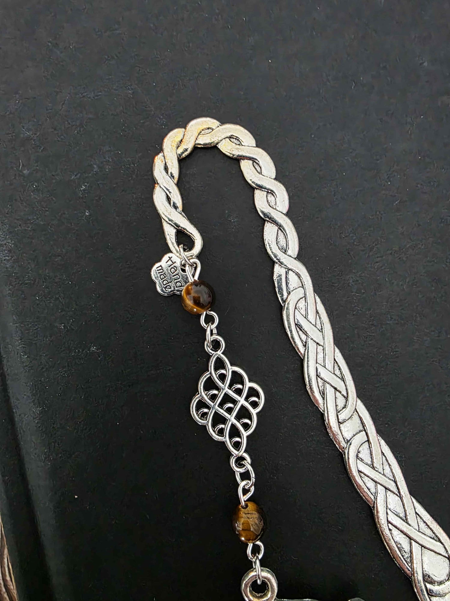 Marque-page en métal dragon oriental avec des pierres naturelles oeil-de-tigre. Les pierres sont personnalisables. Bellette Workshop. Metal bookmark with gemstones. zoom sur les pierres