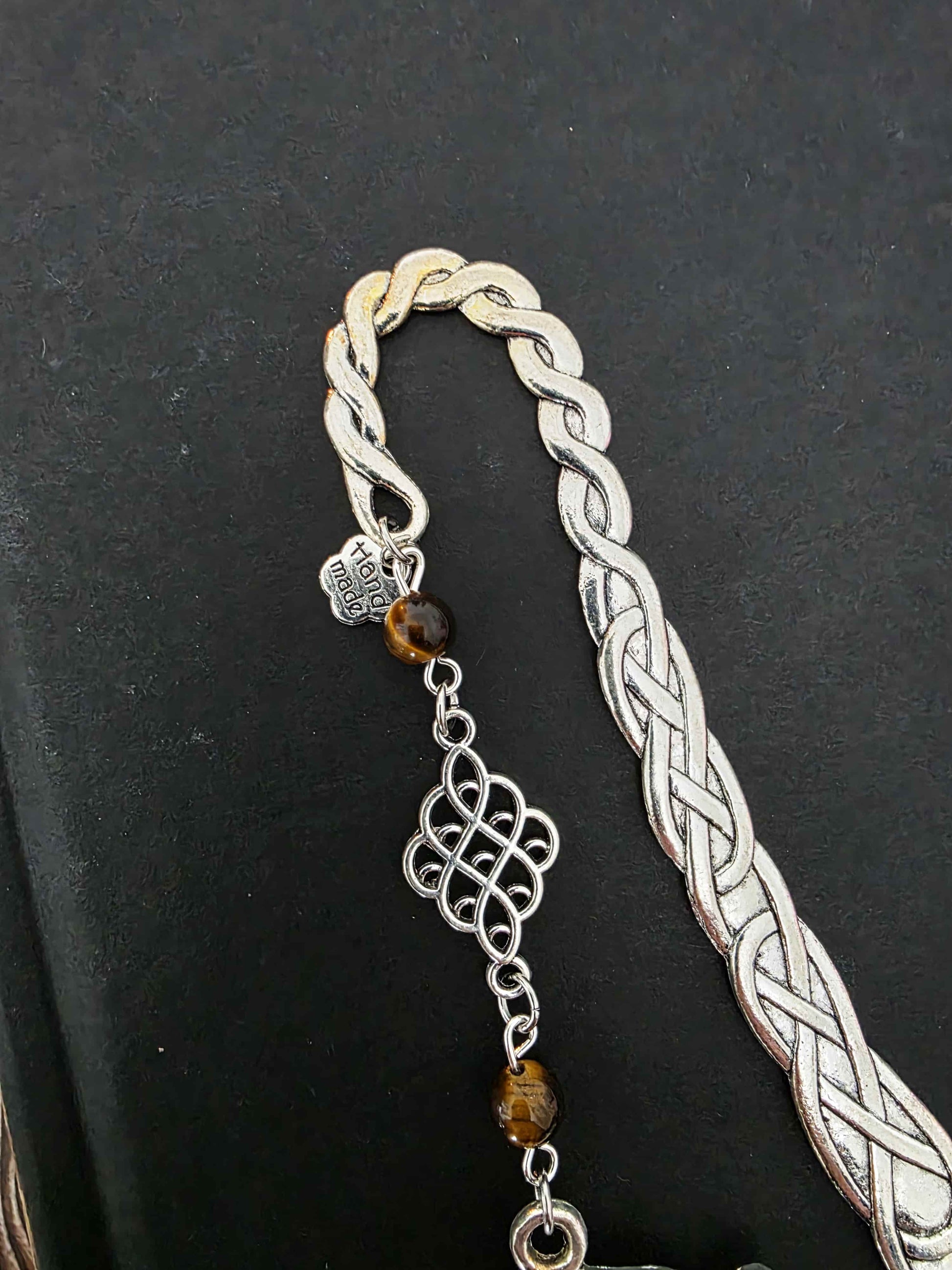 Marque-page en métal dragon oriental avec des pierres naturelles oeil-de-tigre. Les pierres sont personnalisables. Bellette Workshop. Metal bookmark with gemstones. zoom sur les pierres