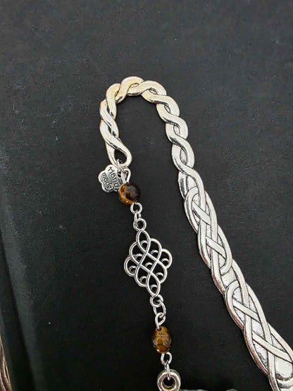 Marque-page en métal dragon oriental avec des pierres naturelles oeil-de-tigre. Les pierres sont personnalisables. Bellette Workshop. Metal bookmark with gemstones. zoom sur les pierres
