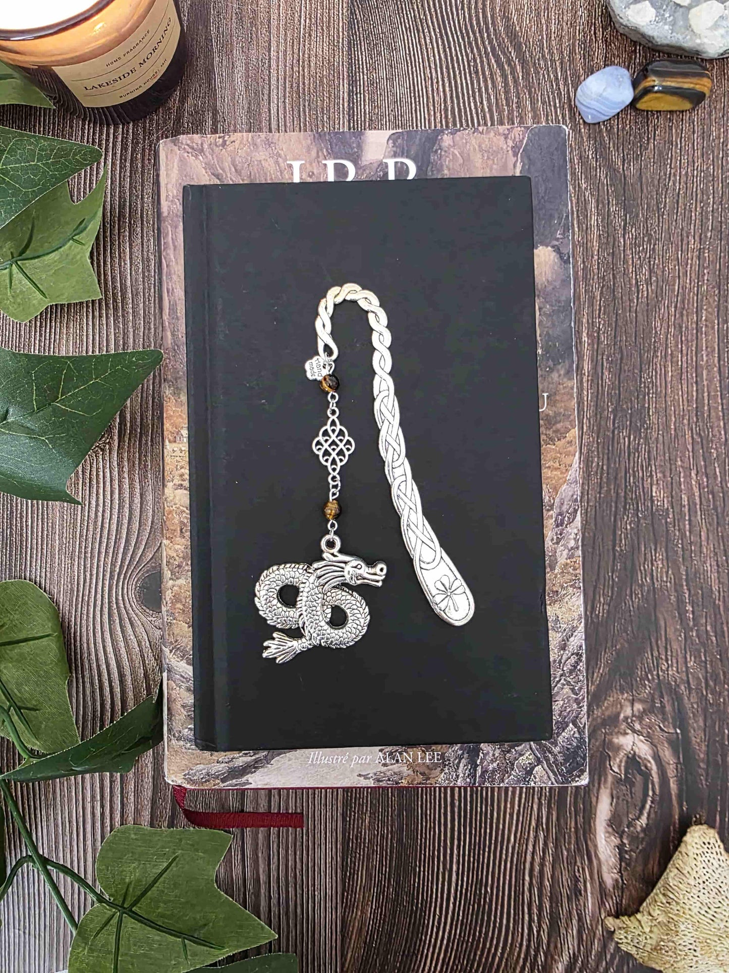 Marque-page en métal dragon oriental avec des pierres naturelles oeil-de-tigre. Les pierres sont personnalisables. Bellette Workshop. Metal bookmark with gemstones. 
