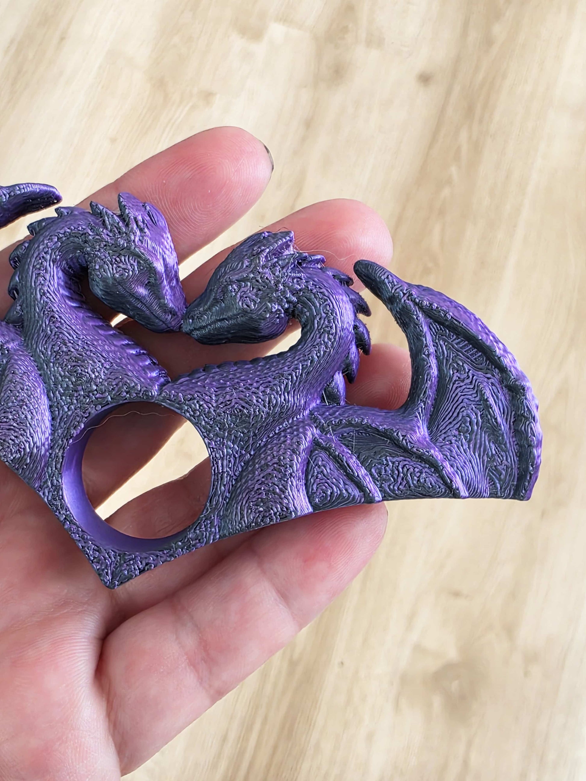 bague de lecture dragons amoureux. impression 3D en PLA noir et violet. Fait main. Bellette workshop. Reading ring, 3d printed. Dragons. Fantasy. Handmade with love. For booklovers. Romantasy. zoom