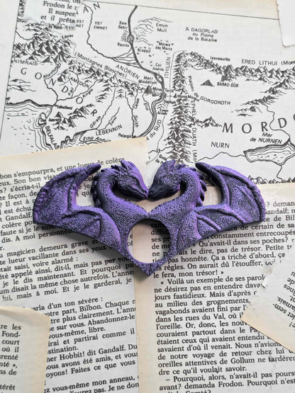 bague de lecture dragons amoureux. impression 3D en PLA noir et violet. Fait main. Bellette workshop. Reading ring, 3d printed. Dragons. Fantasy. Handmade with love. For booklovers. Romantasy. a plat