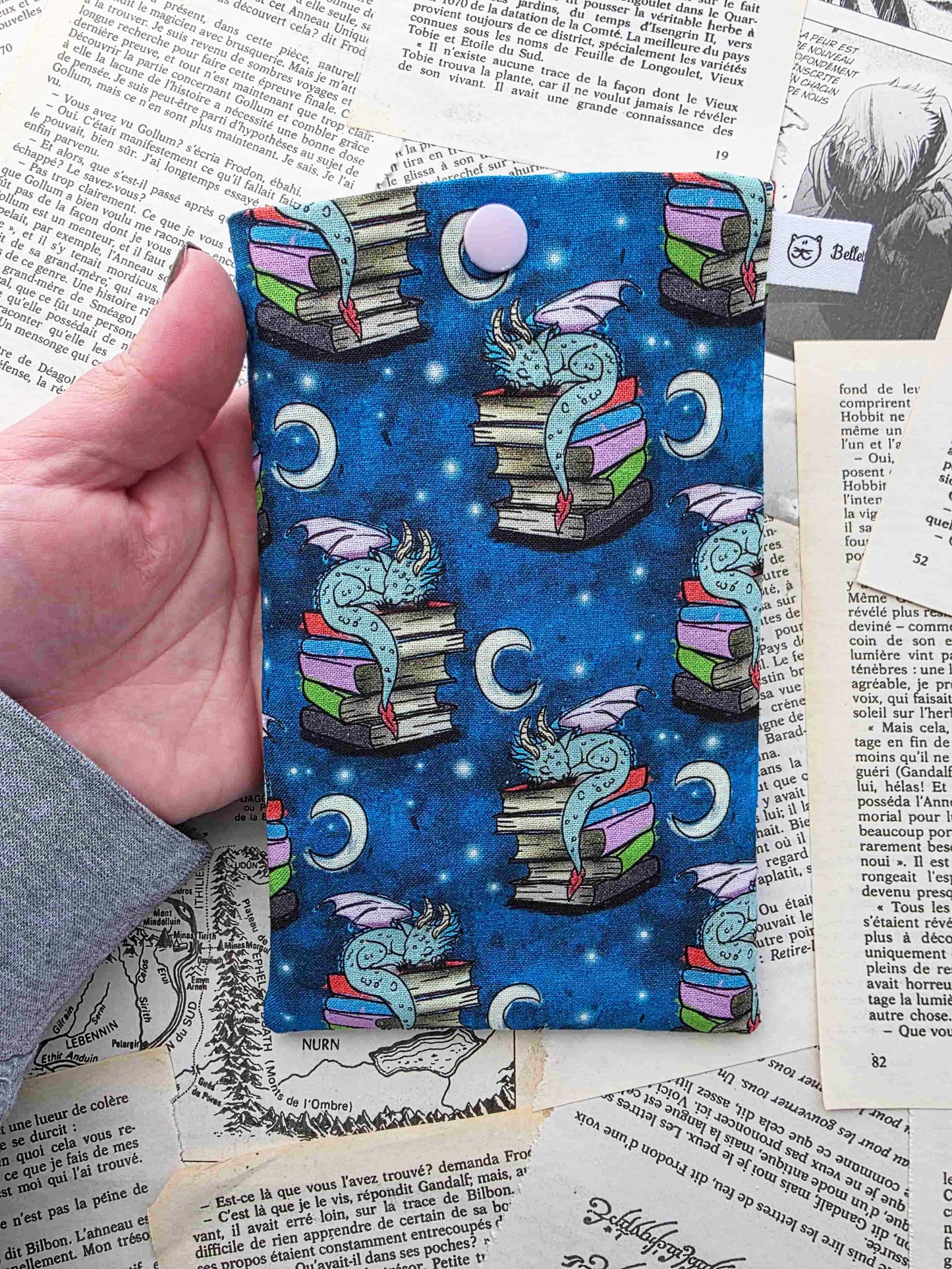 etui à lunettes et téléphone portable fantasy avec un dragon gardien des livres. Artisanal. Doublé en flanelle de coton toute douce. Fait main. Handmade. photo avec téléphone et lunettes de près