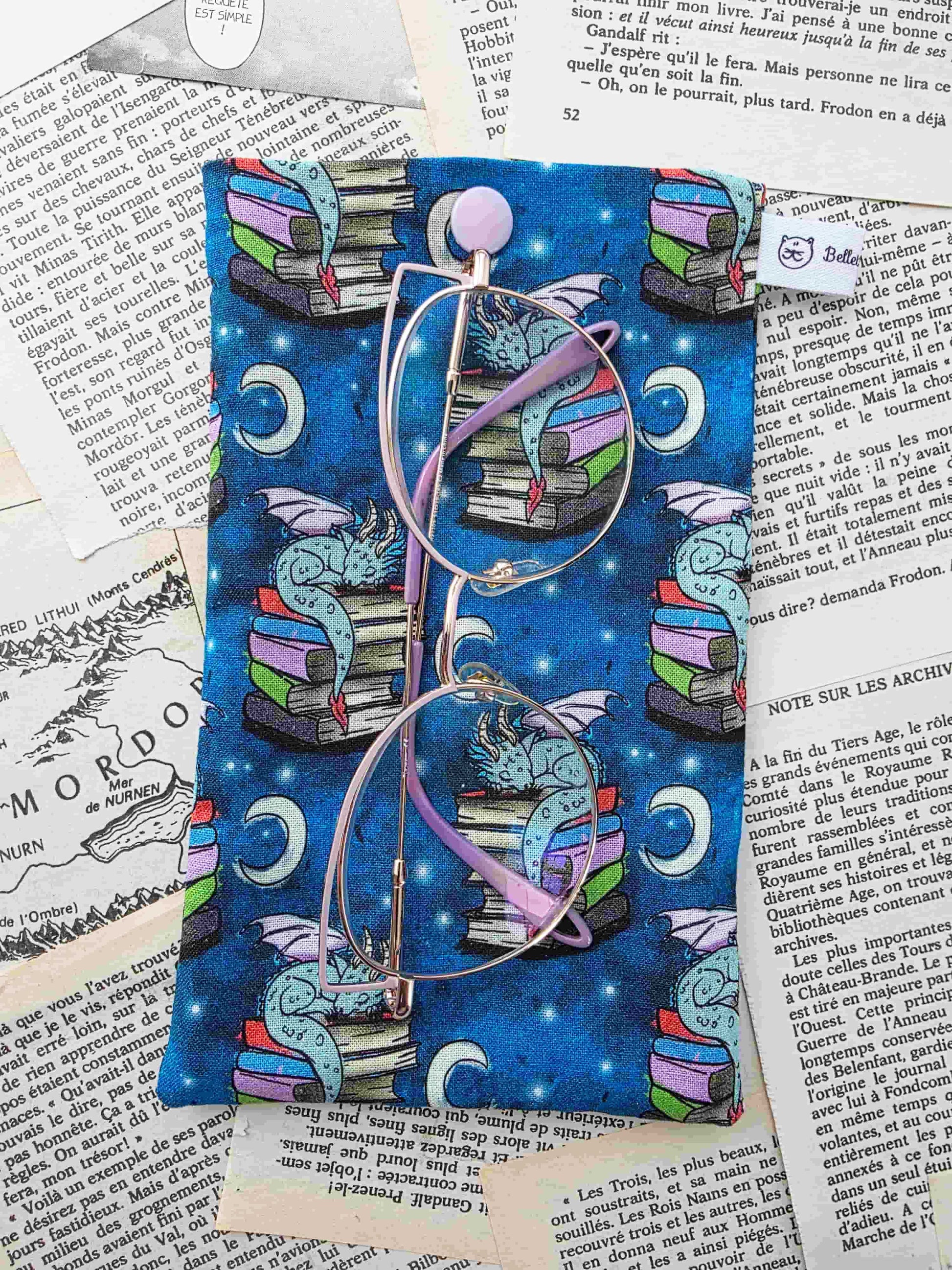 etui à lunettes et téléphone portable fantasy avec un dragon gardien des livres. Artisanal. Doublé en flanelle de coton toute douce. Fait main. Handmade. photo avec téléphone et lunettes. Lunettes