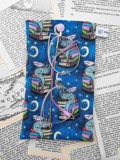 etui à lunettes et téléphone portable fantasy avec un dragon gardien des livres. Artisanal. Doublé en flanelle de coton toute douce. Fait main. Handmade. photo avec téléphone et lunettes. Lunettes