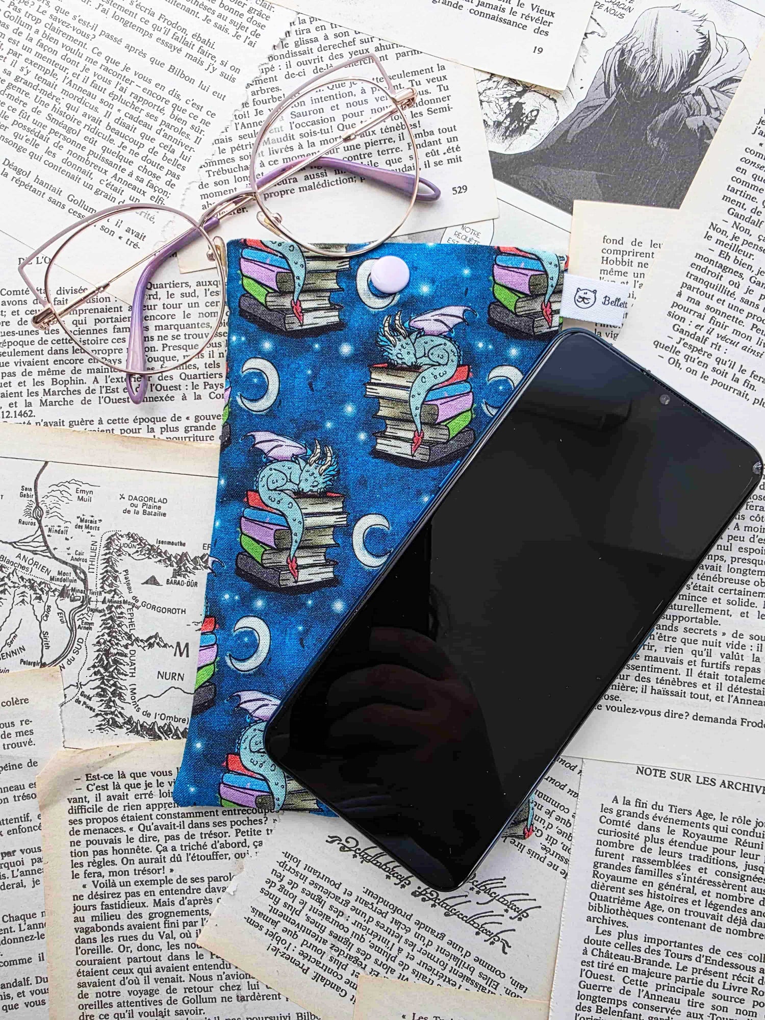 etui à lunettes et téléphone portable fantasy avec un dragon gardien des livres. Artisanal. Doublé en flanelle de coton toute douce. Fait main. Handmade. photo avec téléphone et lunettes