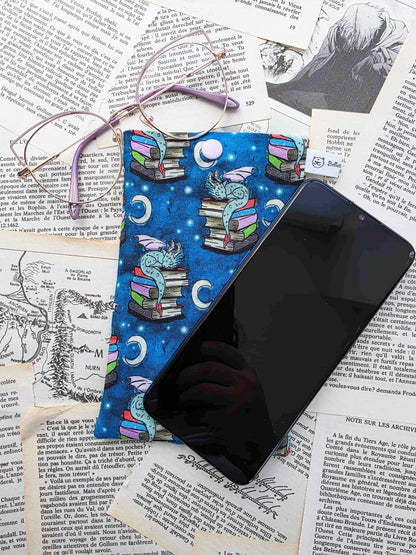 etui à lunettes et téléphone portable fantasy avec un dragon gardien des livres. Artisanal. Doublé en flanelle de coton toute douce. Fait main. Handmade. photo avec téléphone et lunettes