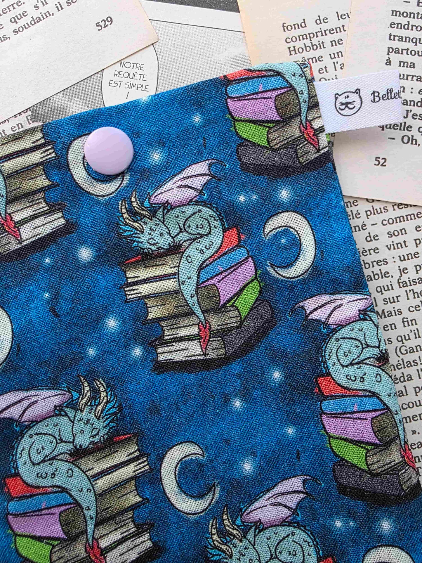 etui à lunettes et téléphone portable fantasy avec un dragon gardien des livres. Artisanal. Doublé en flanelle de coton toute douce. Fait main. Handmade zoom