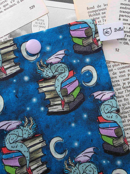etui à lunettes et téléphone portable fantasy avec un dragon gardien des livres. Artisanal. Doublé en flanelle de coton toute douce. Fait main. Handmade zoom