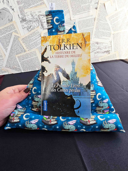 coussin de lecture, support pour livre, accessoires livresque, porte-livre dragon, gardien des livres. Pour lecteur de fantasy.  Ouate rembourré. Bellette Workshop. avec tolkien