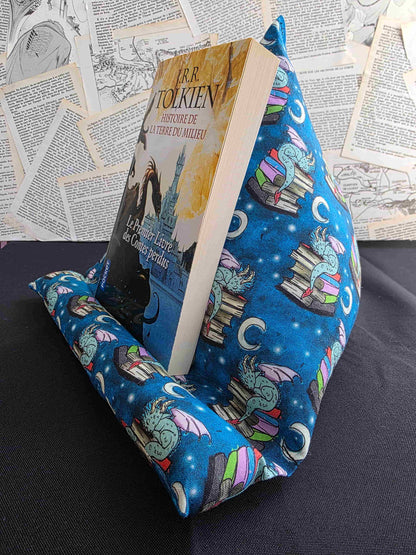 coussin de lecture, support pour livre, accessoires livresque, porte-livre dragon, gardien des livres. Pour lecteur de fantasy.  Ouate rembourré. Bellette Workshop. de coté tolkien