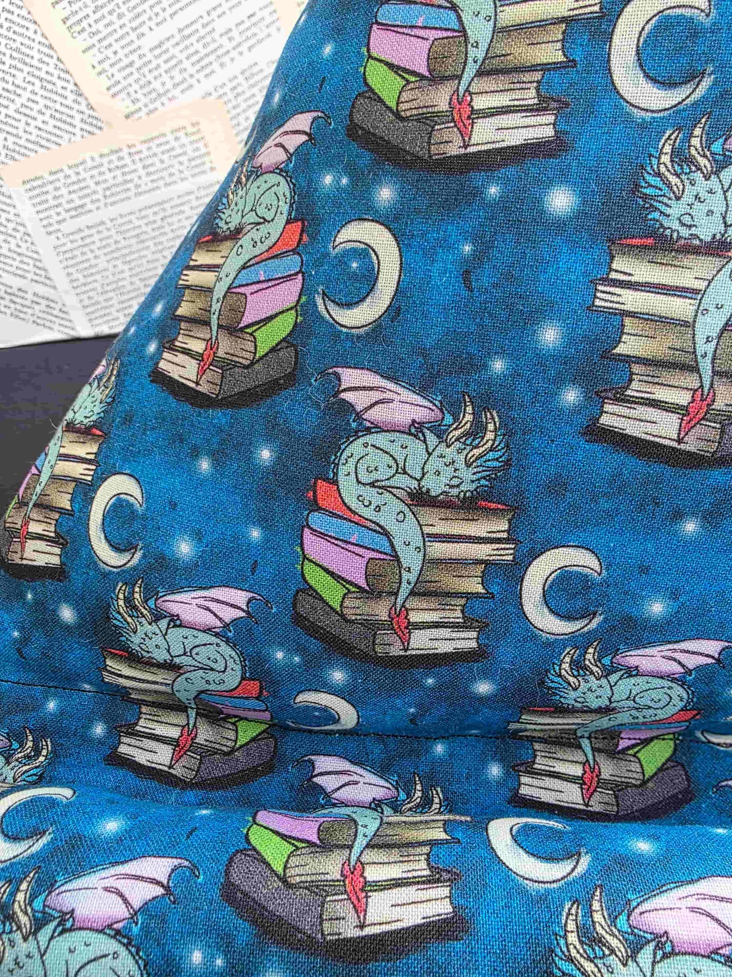 coussin de lecture, support pour livre, accessoires livresque, porte-livre dragon, gardien des livres. Pour lecteur de fantasy.  Ouate rembourré. Bellette Workshop. zoom