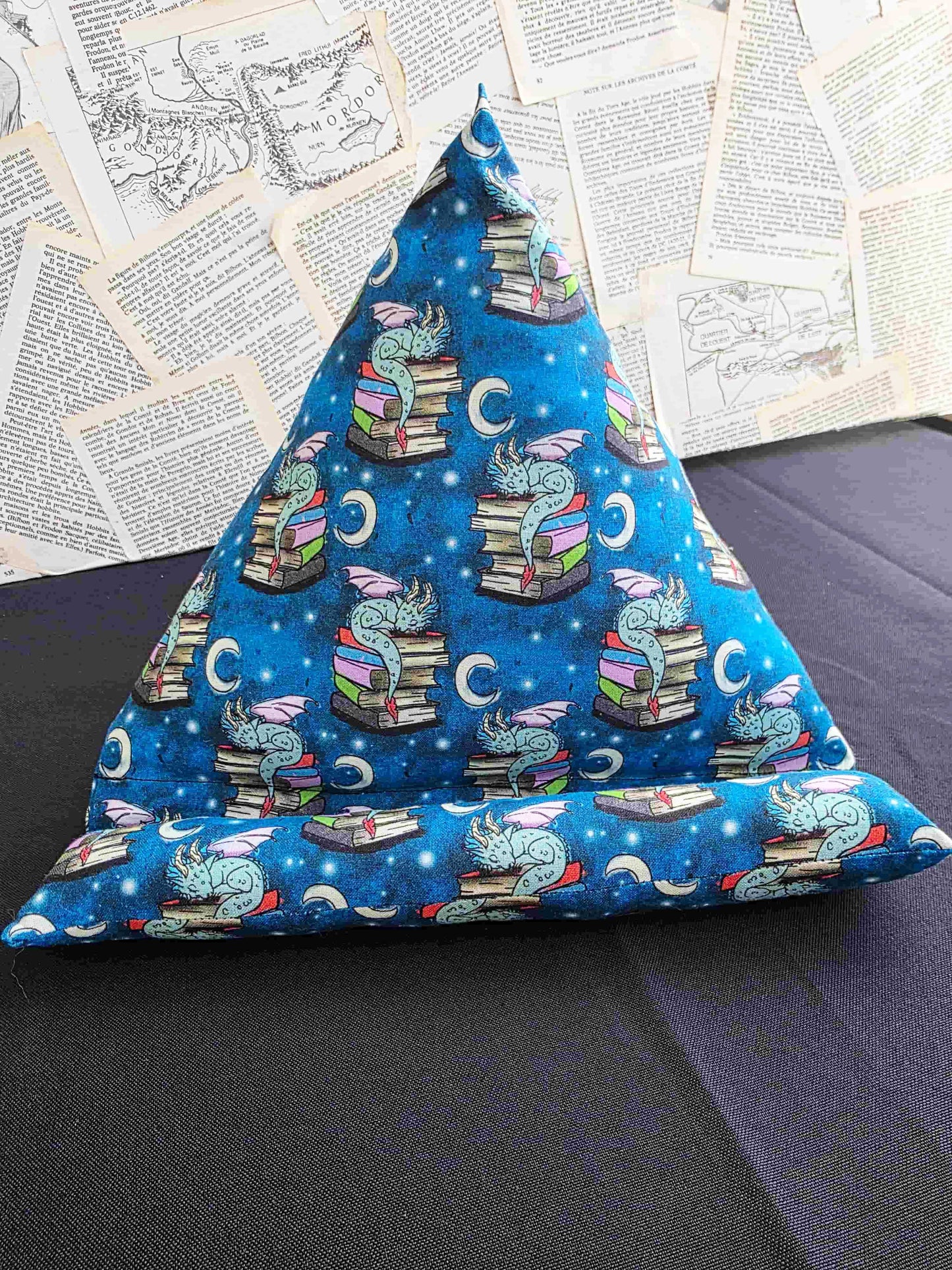 coussin de lecture, support pour livre, accessoires livresque, porte-livre dragon, gardien des livres. Pour lecteur de fantasy.  Ouate rembourré. Bellette Workshop.