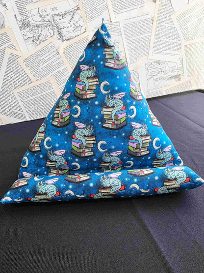 coussin de lecture, support pour livre, accessoires livresque, porte-livre dragon, gardien des livres. Pour lecteur de fantasy.  Ouate rembourré. Bellette Workshop.