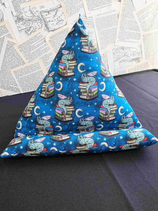 coussin de lecture, support pour livre, accessoires livresque, porte-livre dragon, gardien des livres. Pour lecteur de fantasy.  Ouate rembourré. Bellette Workshop.