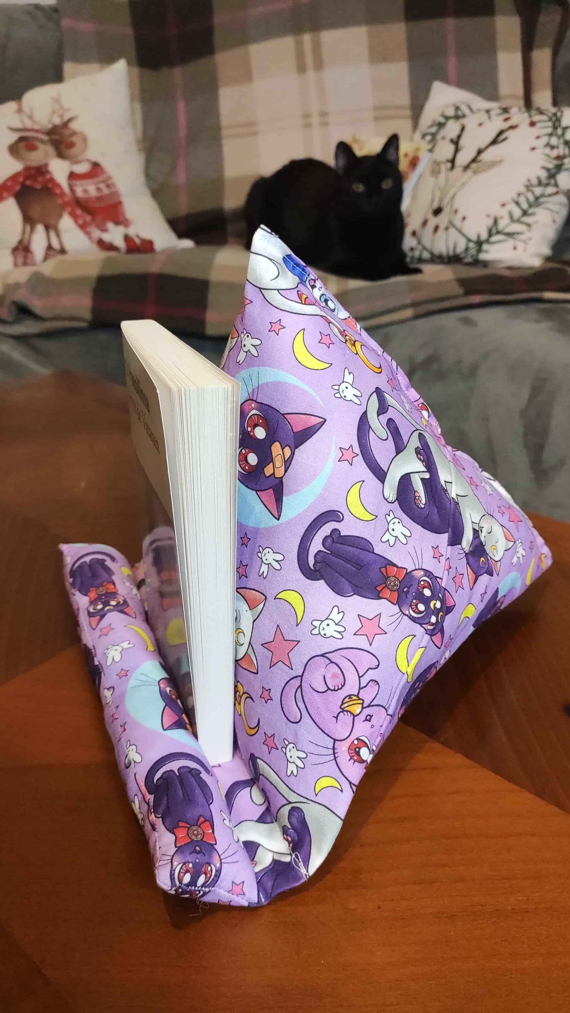 coussin de lecture, support pour livre, accessoires livresque, porte-livre inspiré de l'univers de sailor moon. Ouate rembourré. Bellette Workshop. Chats. Vu de côté