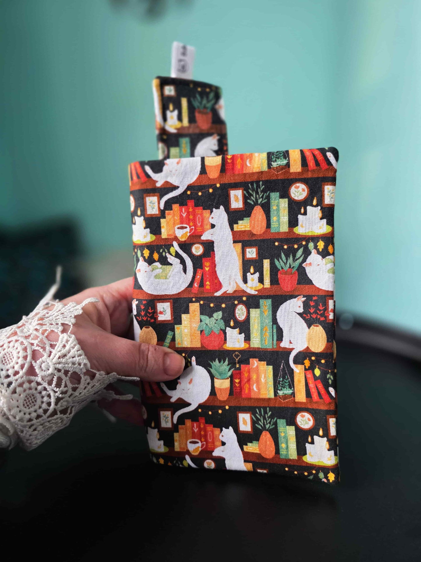Couvre-livre artisanal ajustable aux nombres de pages et à l'épaisseur du livre. Motif tissu en coton chat bibliothèque avec son marque-page en tissu assorti. Tenu à la main pour voir la taille