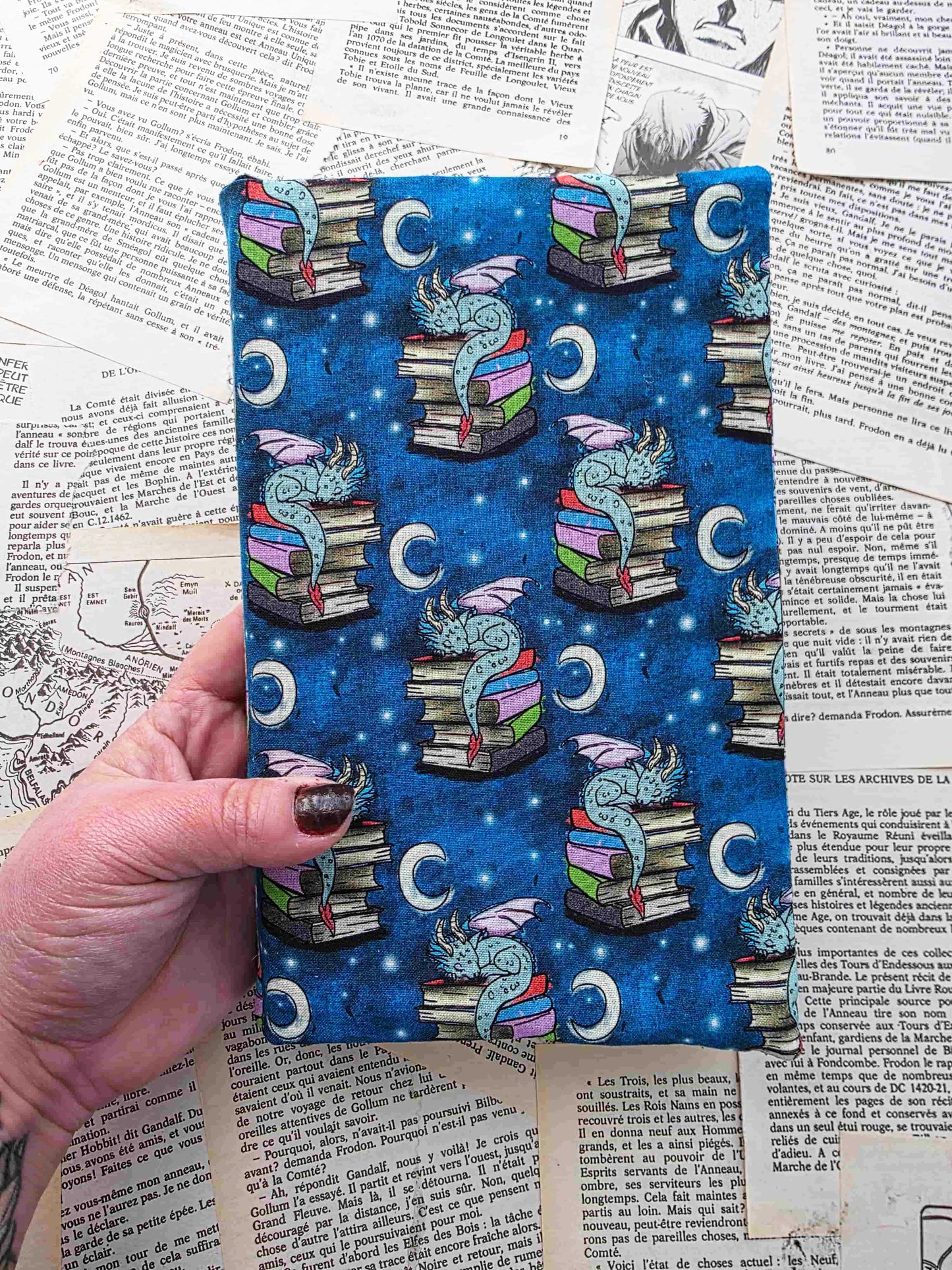 couvre-livre ajustable et artisanal en tissu coton, motif dragon, fantasy, gardien des livres, fabrication fait main, bellette workshop