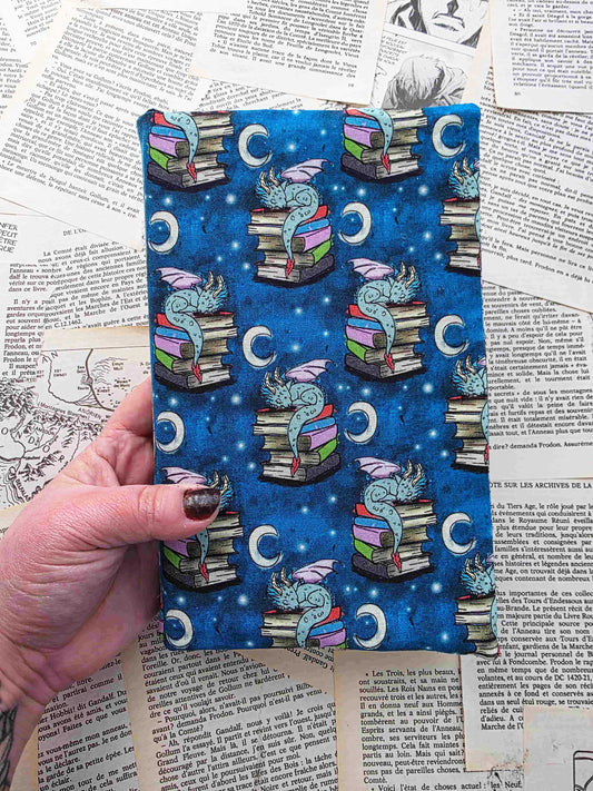 couvre-livre ajustable et artisanal en tissu coton, motif dragon, fantasy, gardien des livres, fabrication fait main, bellette workshop