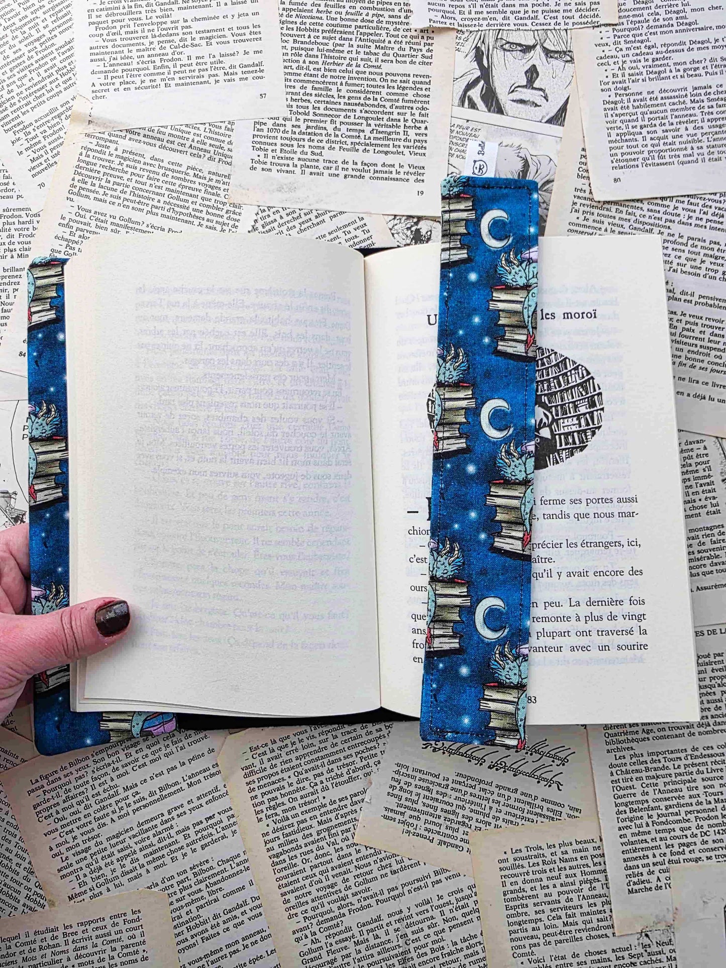 couvre-livre ajustable et artisanal en tissu coton, motif dragon, fantasy, gardien des livres, fabrication fait main, bellette workshop ouvert