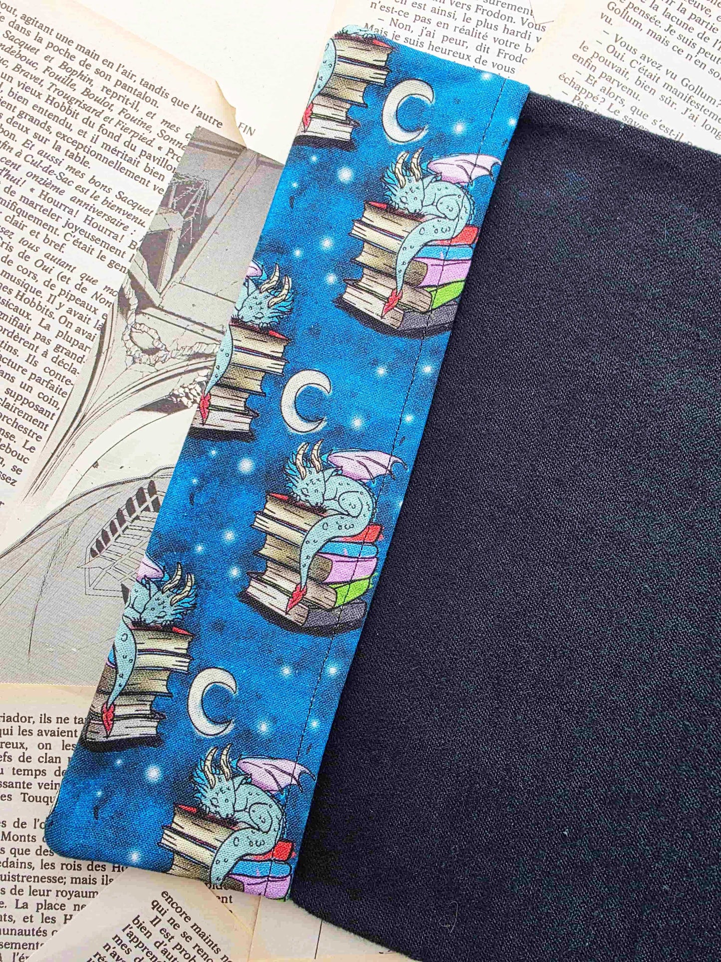 couvre-livre ajustable et artisanal en tissu coton, motif dragon, fantasy, gardien des livres, fabrication fait main, bellette workshop rabat et flanelle noire